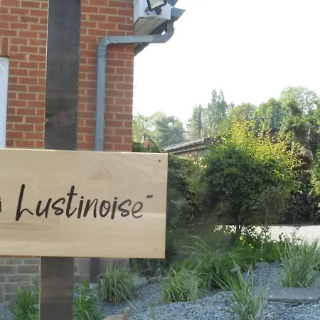 La Lustinoise Bed & Breakfast *